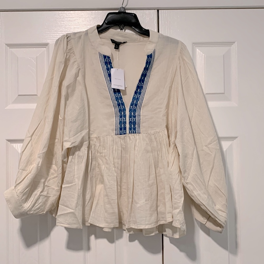 Banana Republic NWT ladies size L embroidered blouse